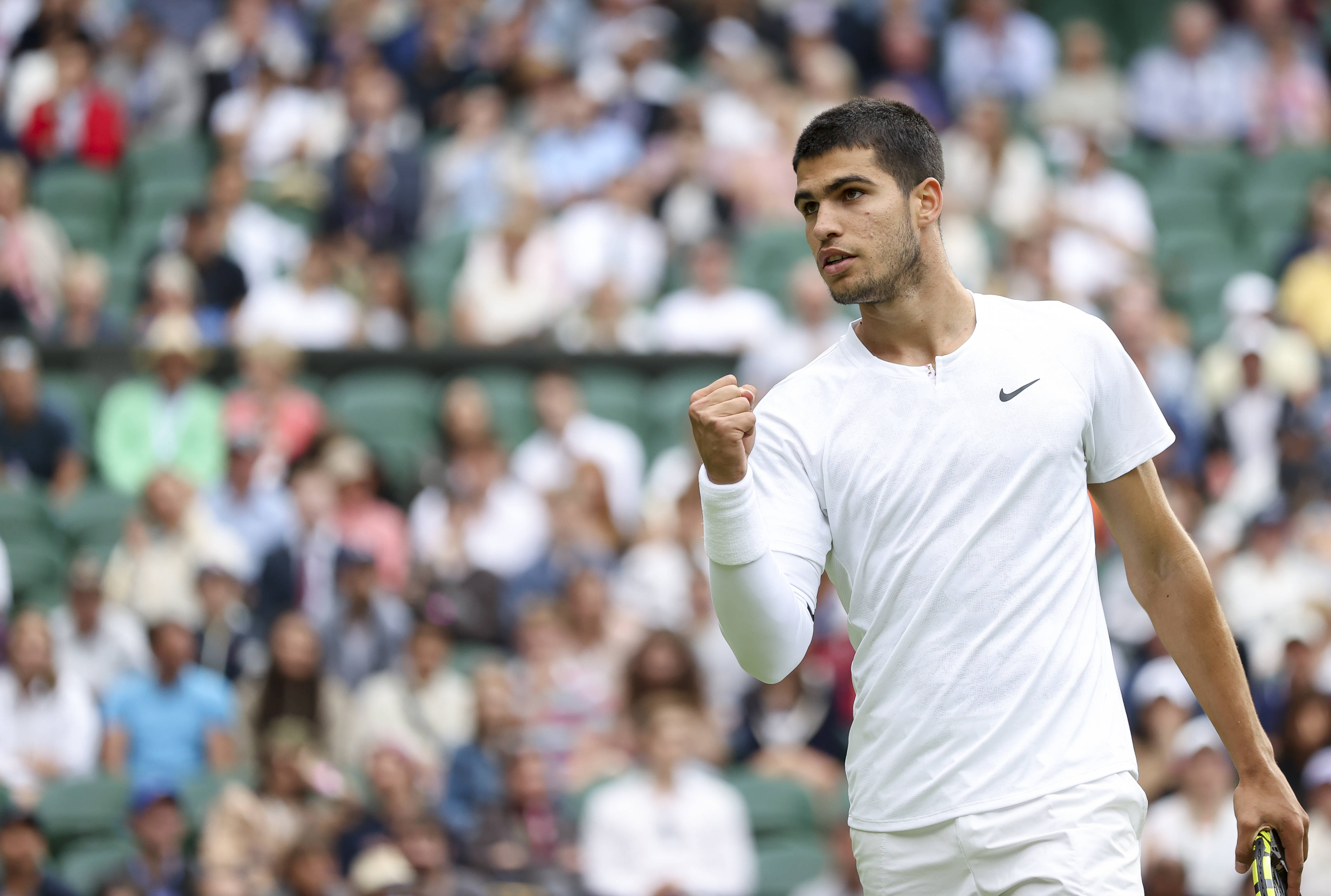 更显示出他 更显示出他