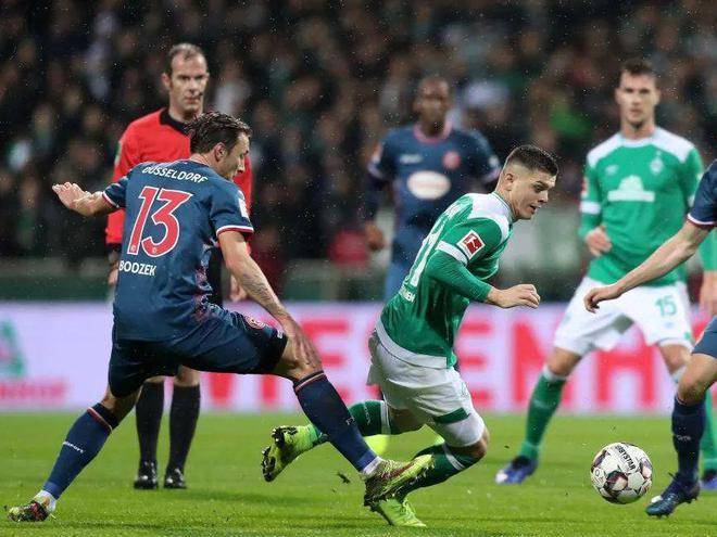 他凭借其在 他凭借其在